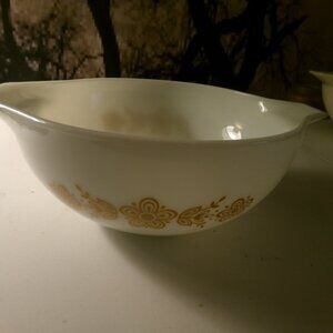 vintage Pyrex bowl.